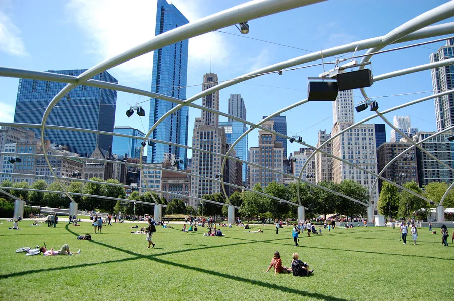 Газон и стальные арки павильона в Millennium Park