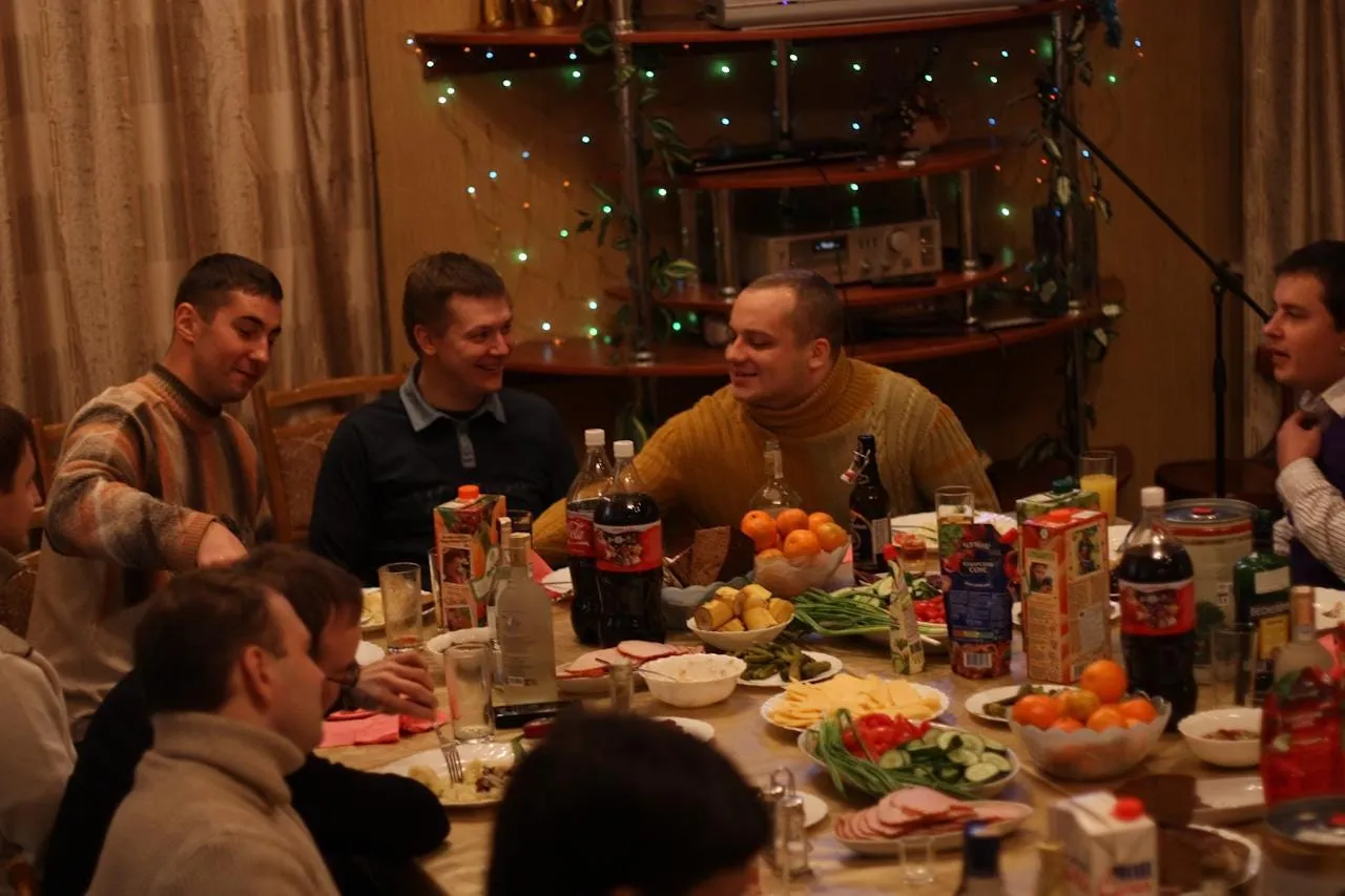 Мы впервые культурно встретили новый год в небольшом коттедже.