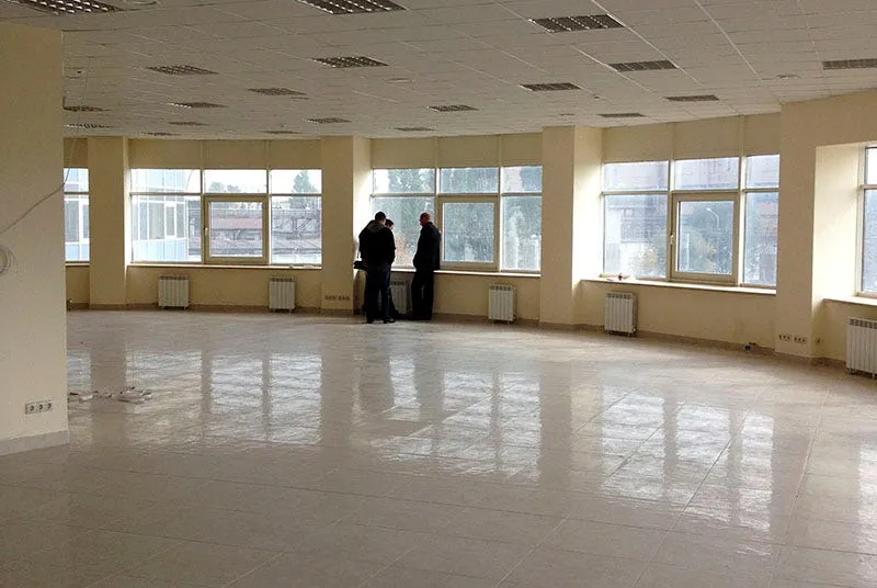 Пустынный второй этаж с грустными стеклами.